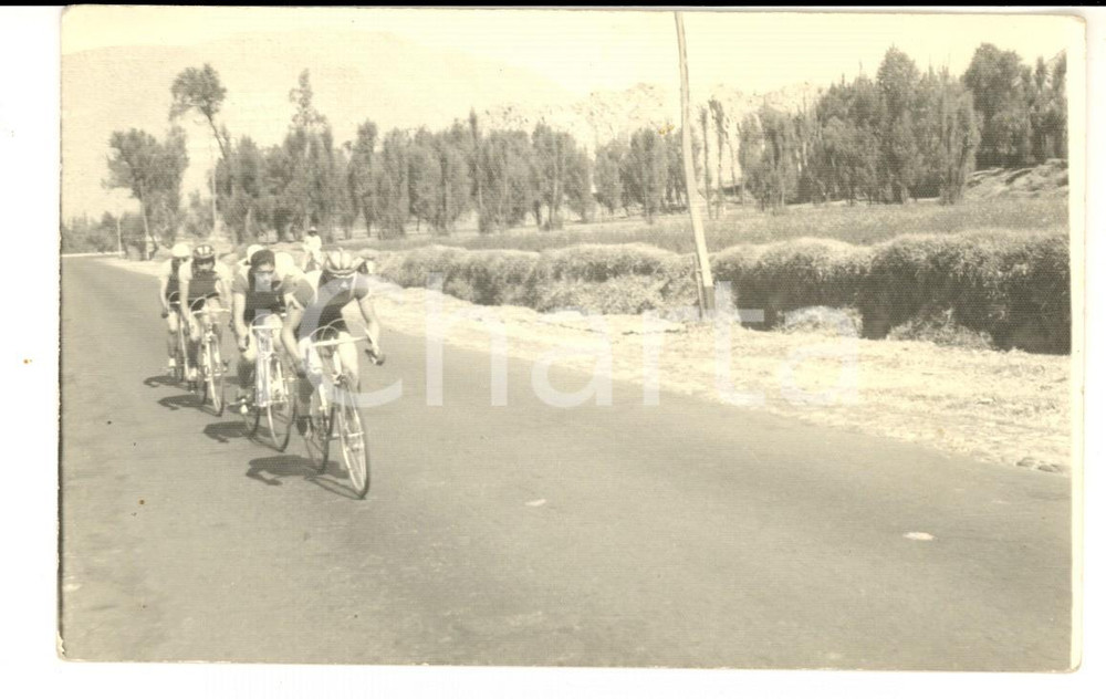 Fotografia d epoca originale 1960 ca BOLIVIA CICLISMO GIOVANILE Atleti durante una gara in campagna Foto FP 1