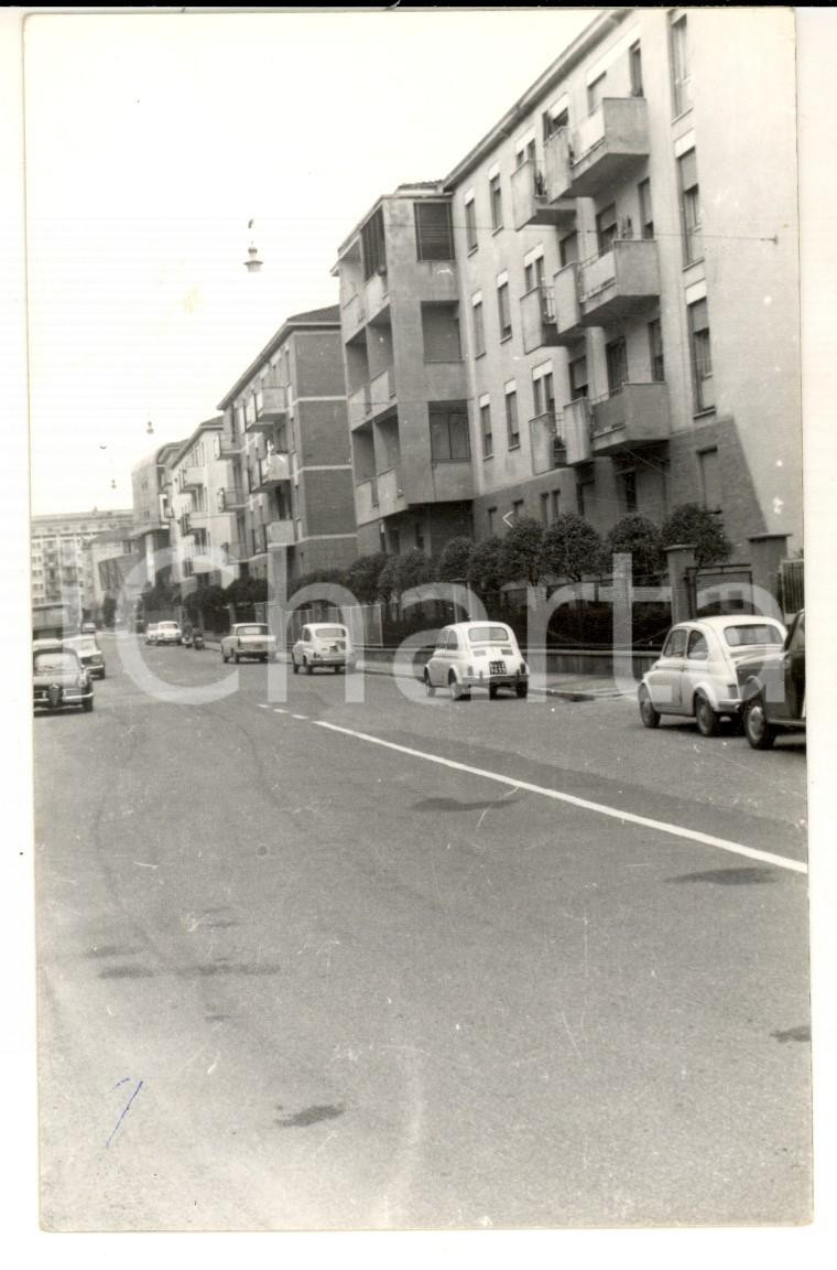 Cartolina originale da collezione 1965 BOLOGNA Veduta di una strada con FIAT 500 parcheggiate Cartolina FP VG 1