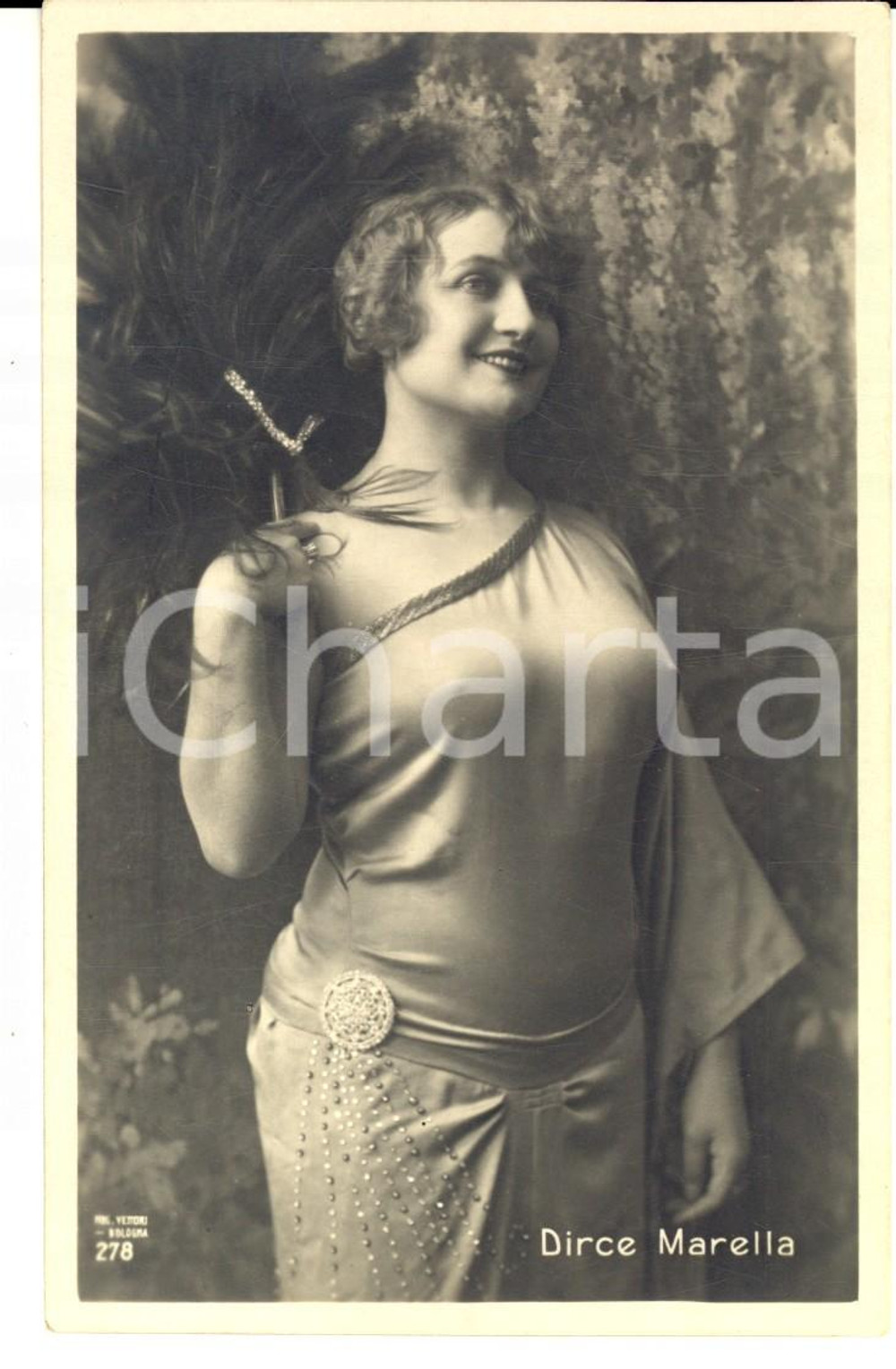 Cartolina originale da collezione 1920 ca CINEMA Attrice Dirce MARELLA con un copricapo di piume Cartolina FP NV 1
