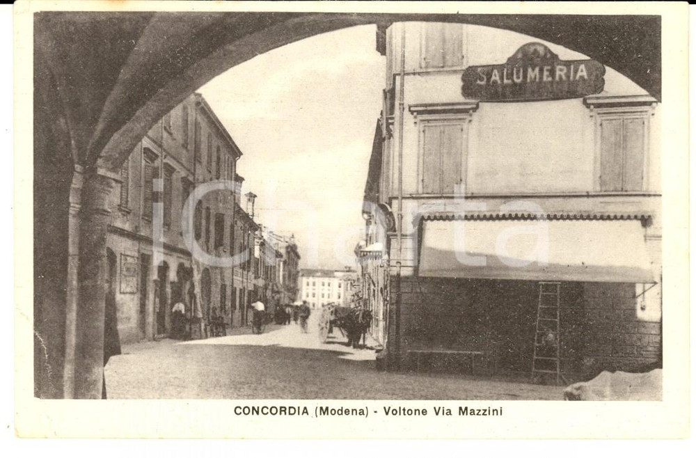 Cartolina originale da collezione 1930 ca CONCORDIA SUL SECCHIA MO Voltone via MAZZINI  Salumeria Cartolina FP 1