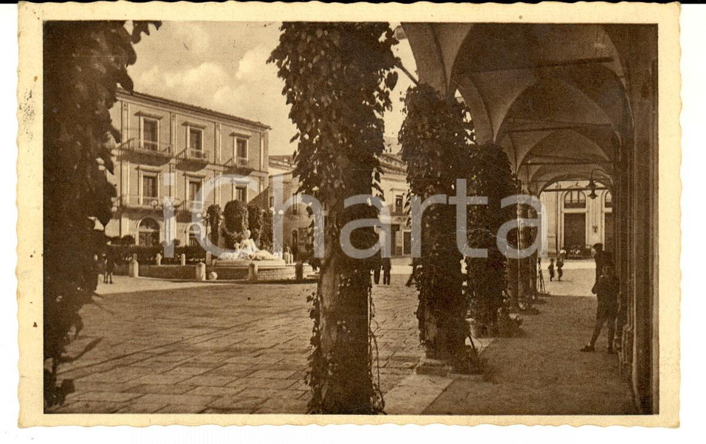 Cartolina originale da collezione 1943 COMISO RG Piazza FONTE DIANA Cartolina postale ANIMATA FP VG 1