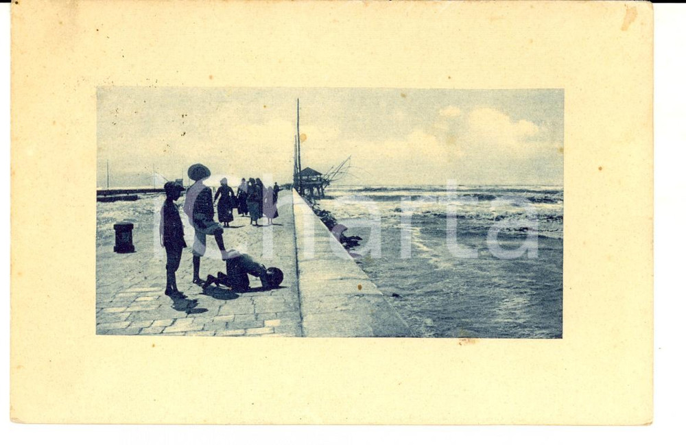 Cartolina originale da collezione 1910 ca VIAREGGIO LU Bambini scherzano sul lungomare Cartolina animata FP VG 1