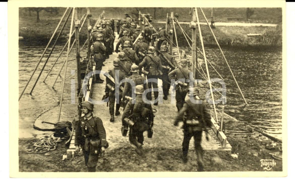 Cartolina originale da collezione 1940 ca WW2 WEHRMACHT Infanterie uberschreitet brÃ¼cke Postcard FP 1