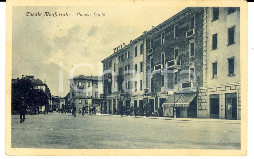 Cartolina originale da collezione 1933 CASALE MONFERRATO Veduta di piazza Dante Cartolina ANIMATA biciclette FP 1