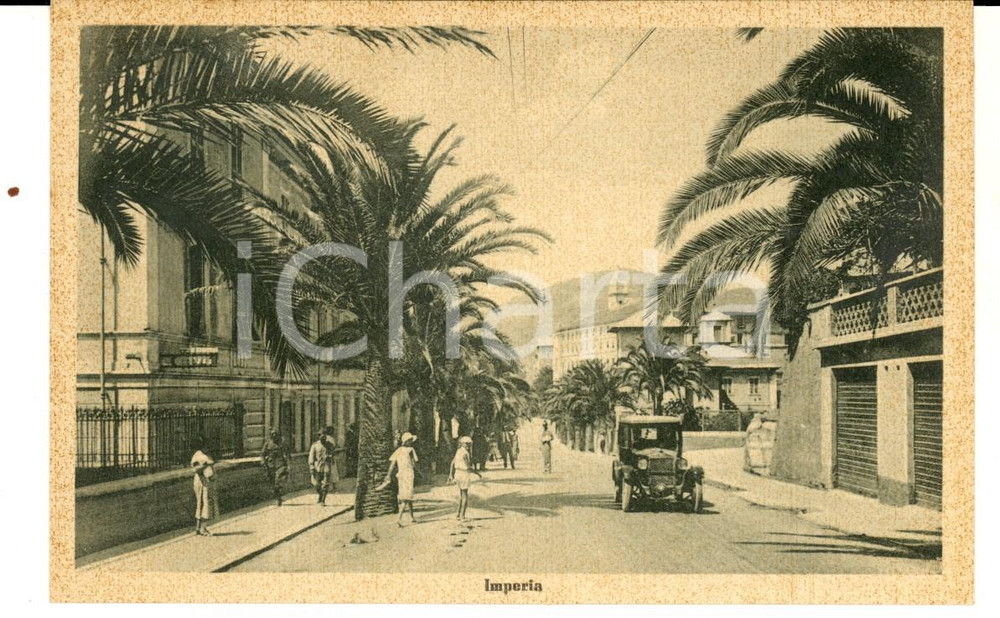 Cartolina originale da collezione 1942 IMPERIA Una via del centro Cartolina VINTAGE ANIMATA automobile FP NV 1