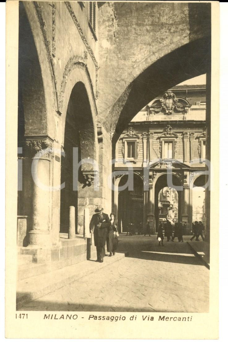 Cartolina originale da collezione 1920 ca MILANO Passaggio di via MERCANTI Cartolina ANIMATA VINTAGE  FP 1