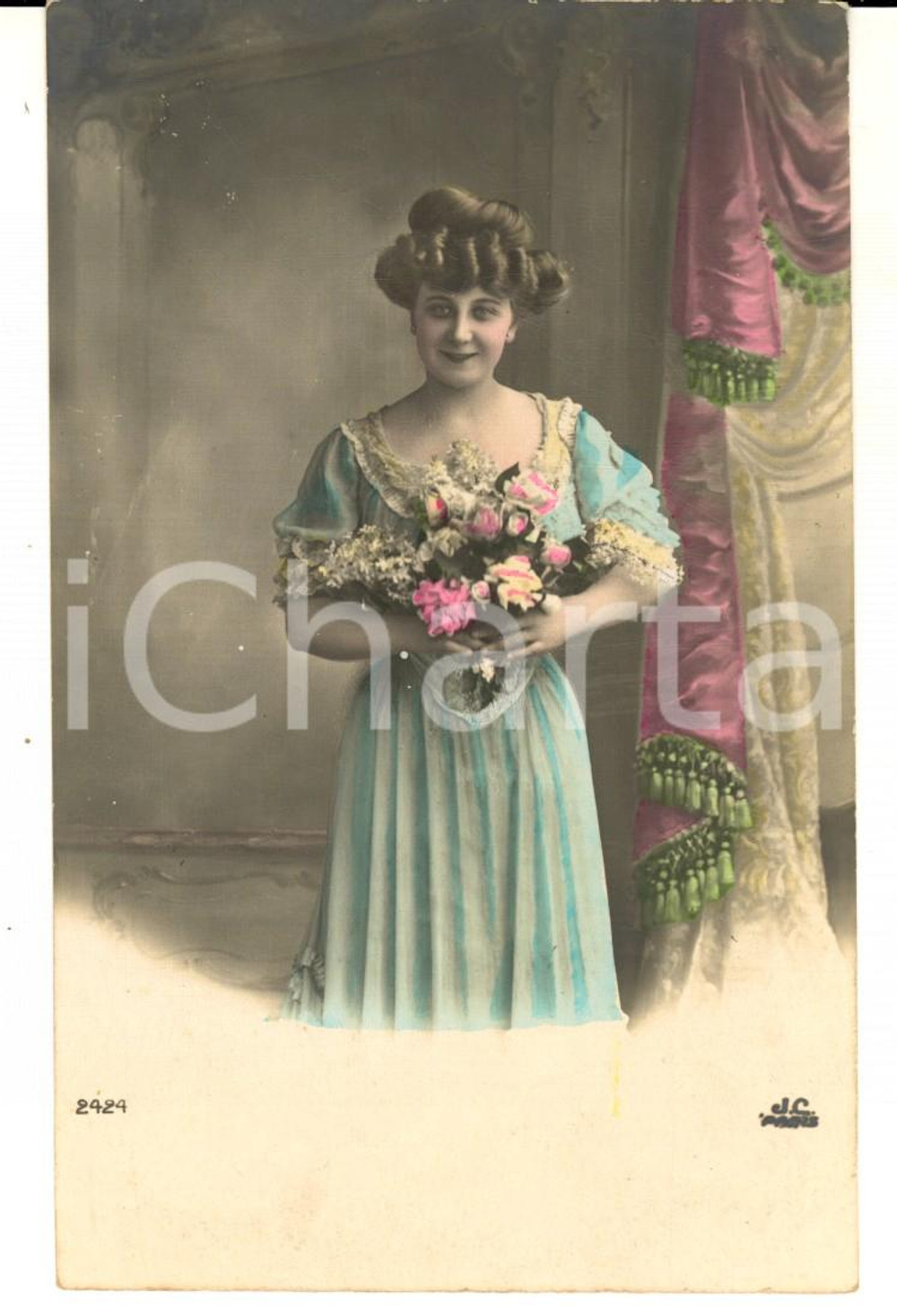 Cartolina originale da collezione 1910 ca Giovane donna con mazzolino di fiori Cartolina colorata VINTAGE FP 1