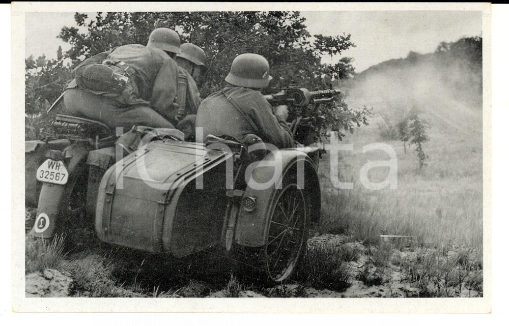 Cartolina originale da collezione 1940 ca WW2 Die WEHRMACHT  Un bir deckung heran... Feuer Postcard FP 1