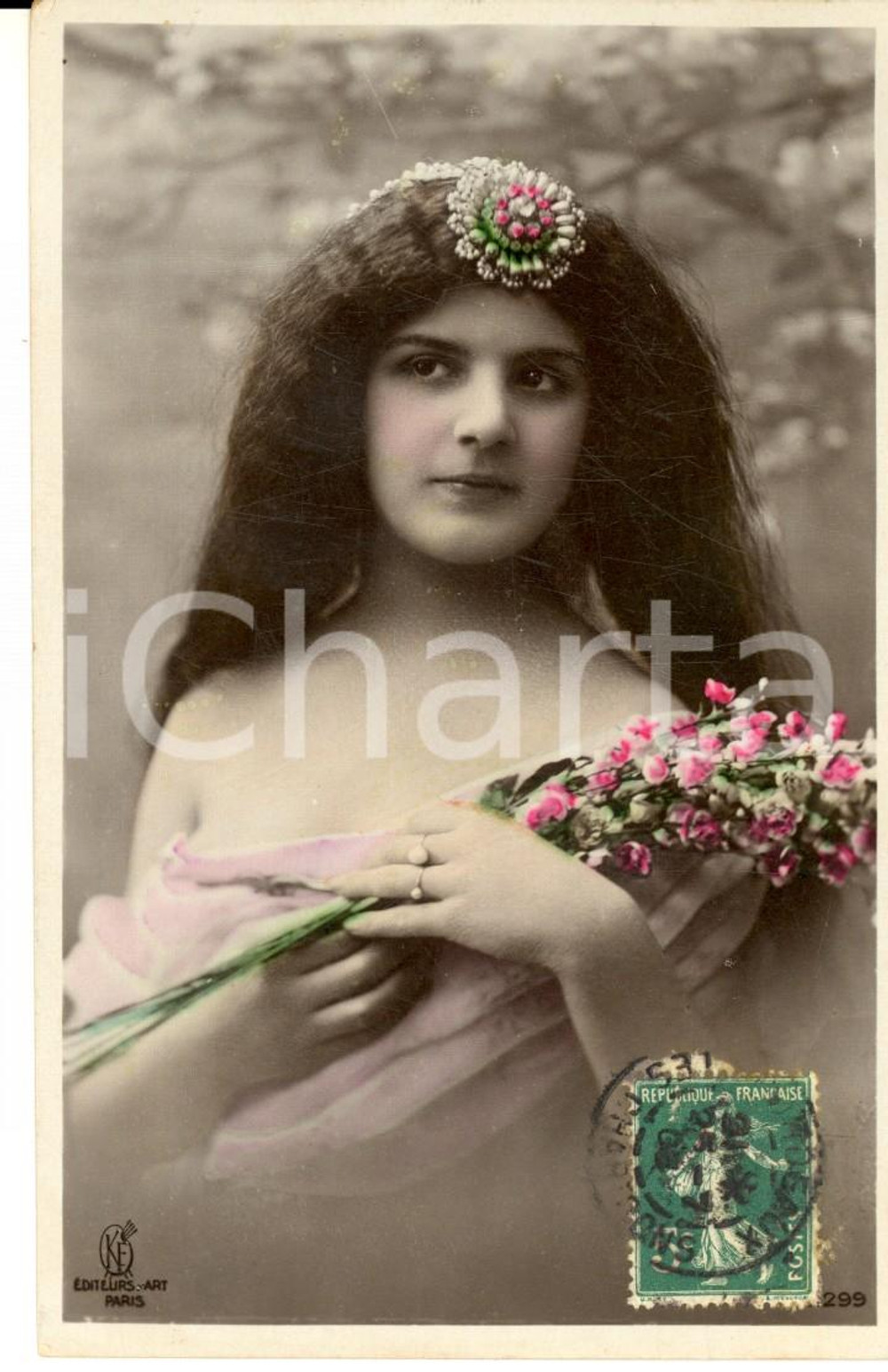 1908 COSTUMI Fanciulla con spilla e mazzo di fiori *Cartolina VINTAGE colorata