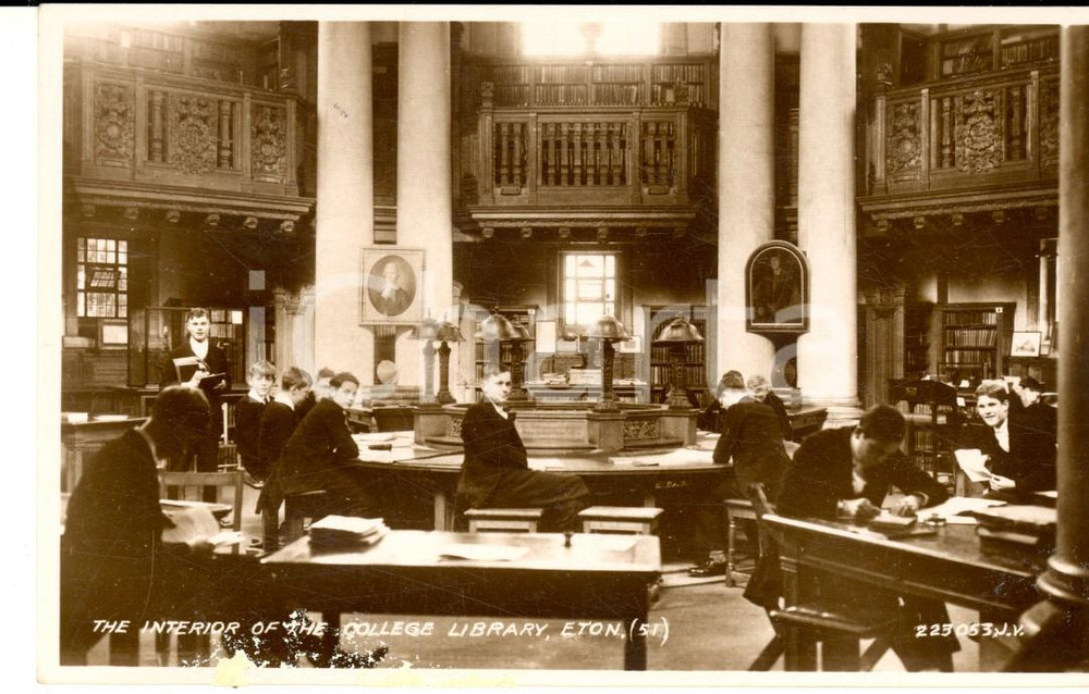 Cartolina originale da collezione 1951 ETON UK The interior of the College library Postcard ANIMATED FP 1