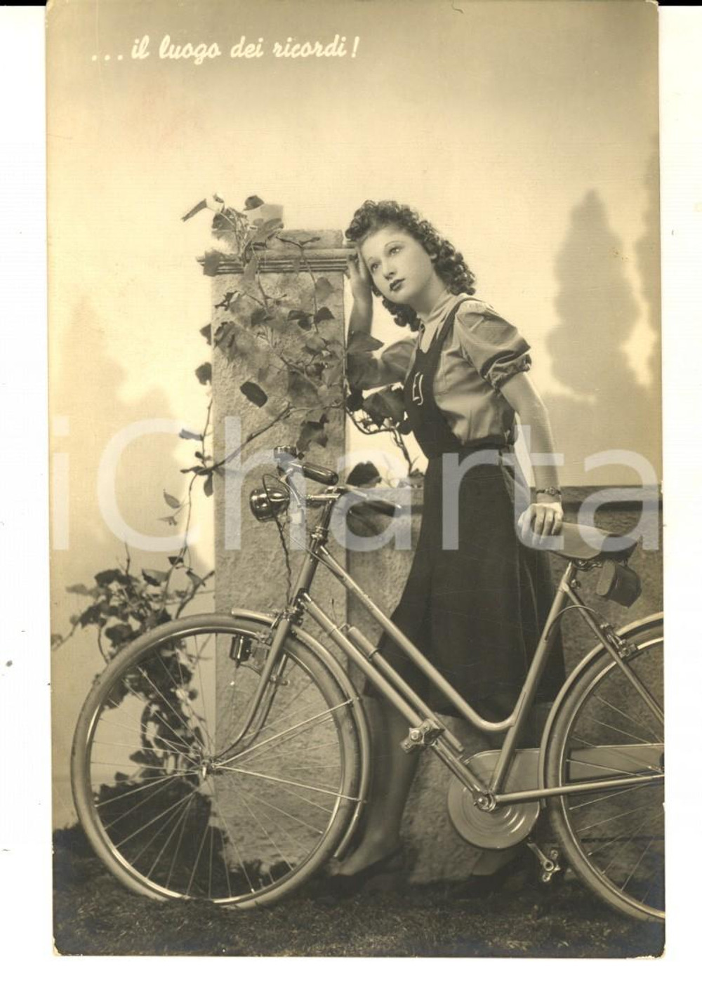 Cartolina originale da collezione 1942 COSTUMI AMORE Giovane donna sul luogo dei ricordi Cartolina VINTAGE 1