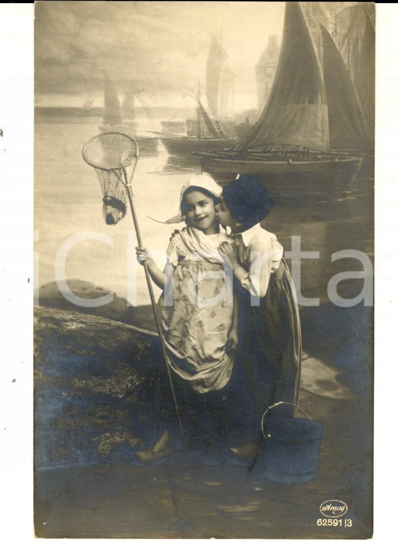 Cartolina originale da collezione 1920 ca BAMBINI Piccola pescatrice con l innamorato Cartolina VINTAGE FP NV 1