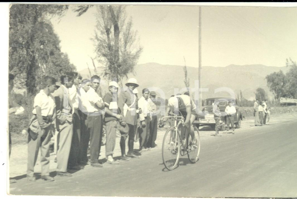 Fotografia d epoca originale 1960 ca BOLIVIA CICLISMO GIOVANILE Atleta in corsa durante una gara Foto FP 1