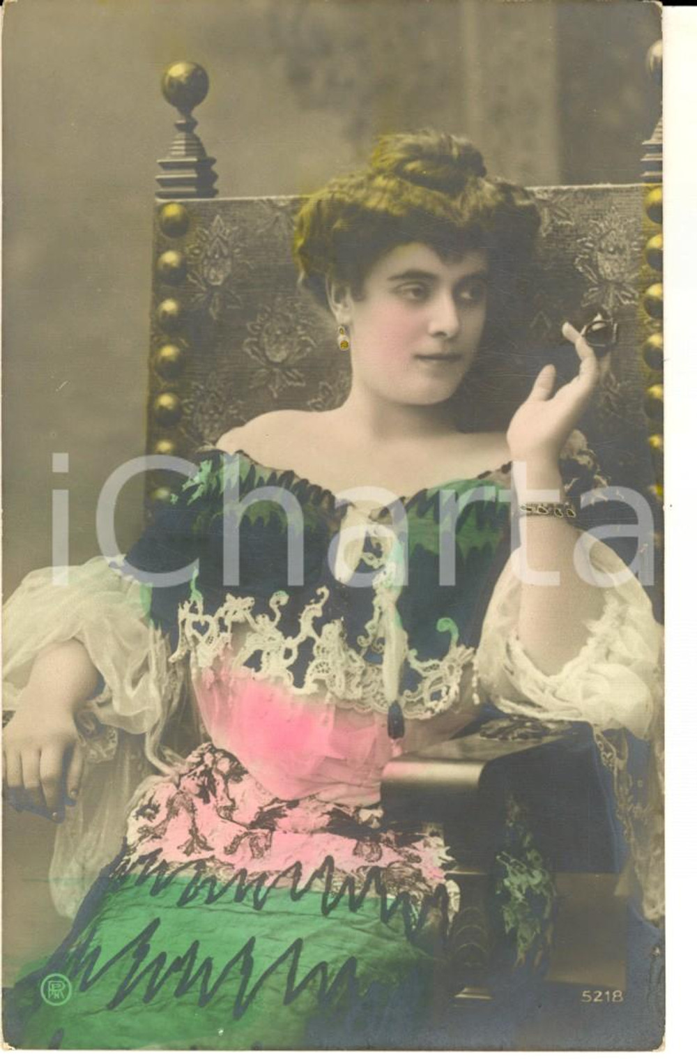 Cartolina originale da collezione 1910 ca TEATRO Attrice posa su ricca poltrona Cartolina colorata VINTAGE FP 1