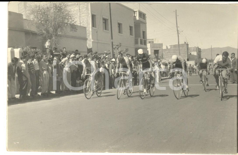 Fotografia d epoca originale 1960 ca BOLIVIA CICLISMO GIOVANILE  Atleti durante una gara in città Foto FP 1