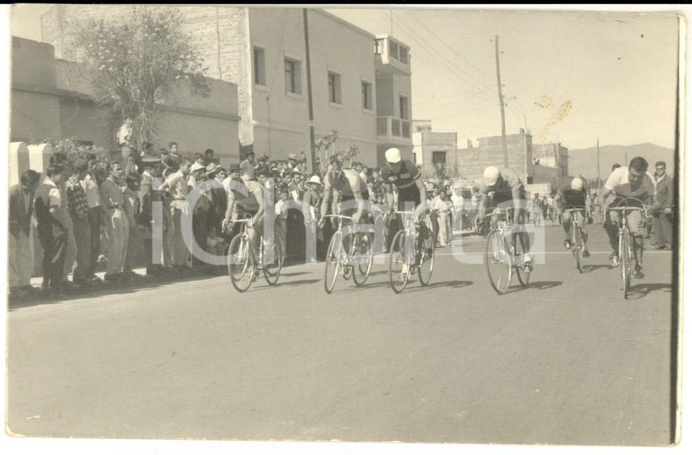 Fotografia d epoca originale 1960 BOLIVIA CICLISMO GIOVANILE  Atleti durante una gara in città Fotografia FP 1