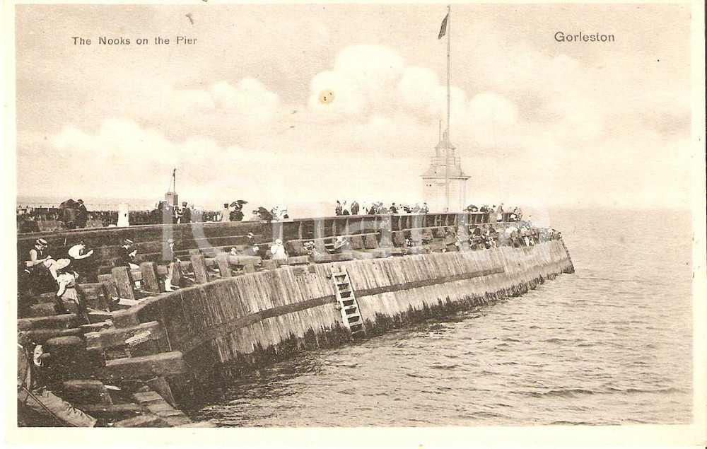 Cartolina originale da collezione 1930 ca GORLESTON UK The nooks on the pier Cartolina FP NV 1