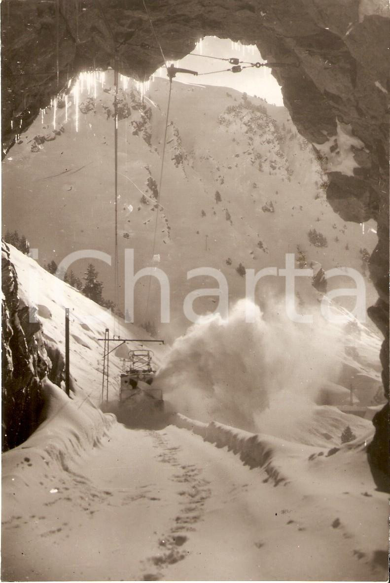 Fotografia d epoca originale 1965 ca TRENI Locomotiva spazzaneve in azione Fotografia 10x15 cm 1