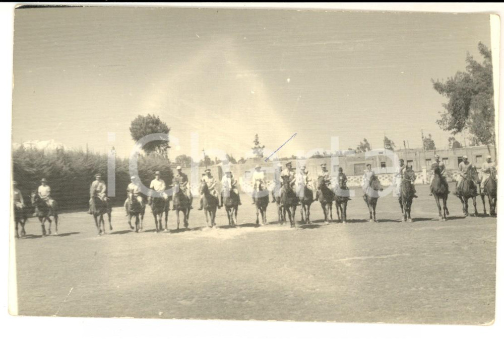Fotografia d epoca originale 1960 ca BOLIVIA Squadra di militari in ricognizione a cavallo Foto cartolina 1