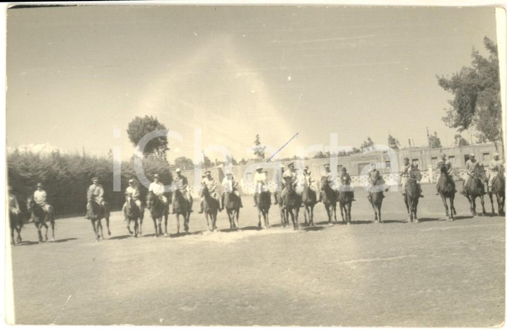 Fotografia d epoca originale 1950 ca BOLIVIA Squadra di militari in ricognizione a cavallo Foto cartolina 1