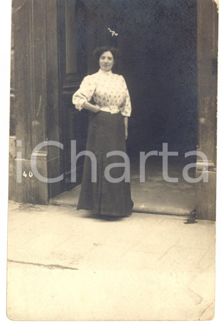 Fotografia d epoca originale 1920 ca NICE FRANCE Portrait de femme au pas de porte Photo MICHEL 1