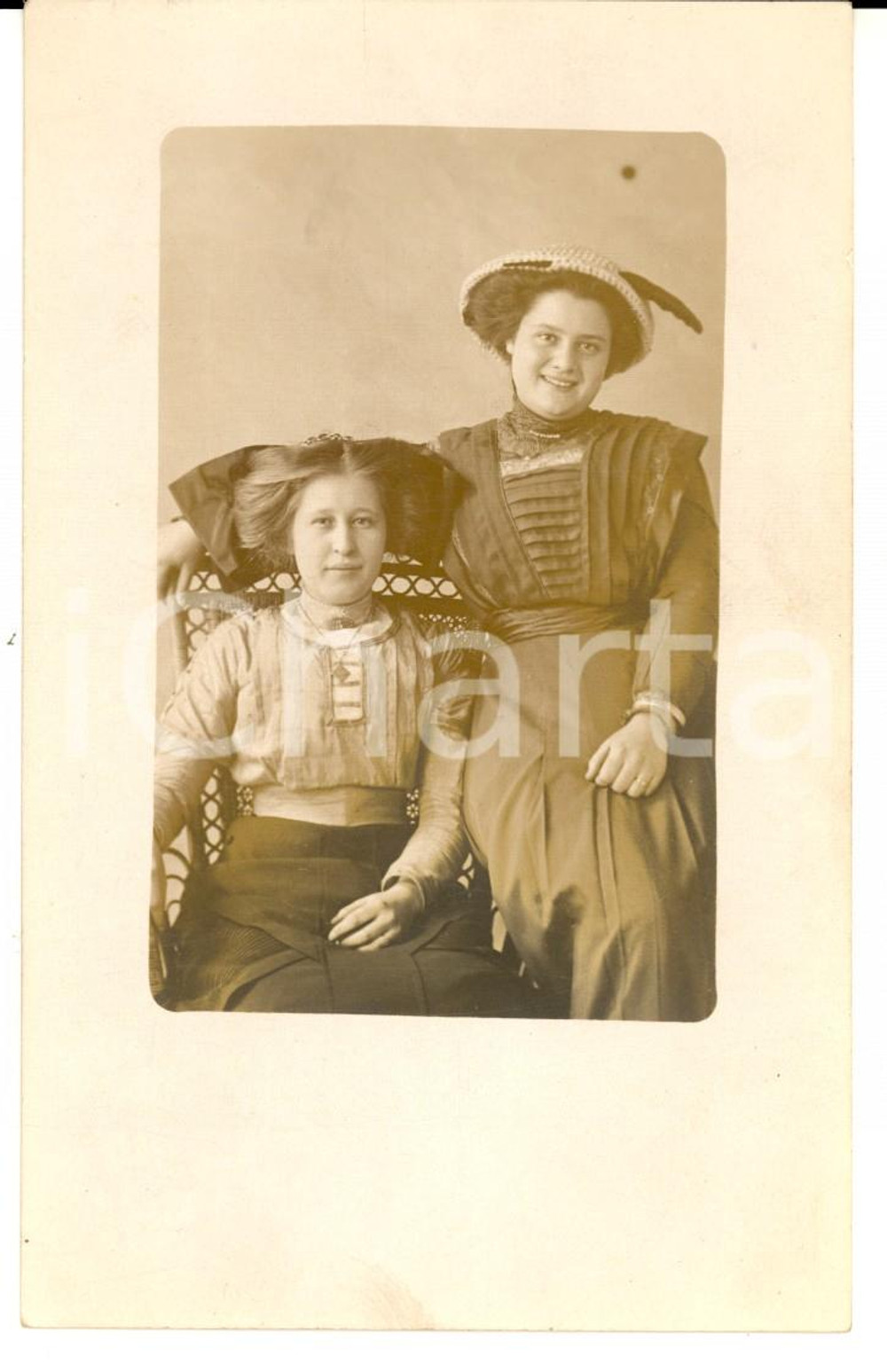 Fotografia d epoca originale 1910 ca STATI UNITI Giovani sorelle con curiosi cappellini VINTAGE PHOTO 1