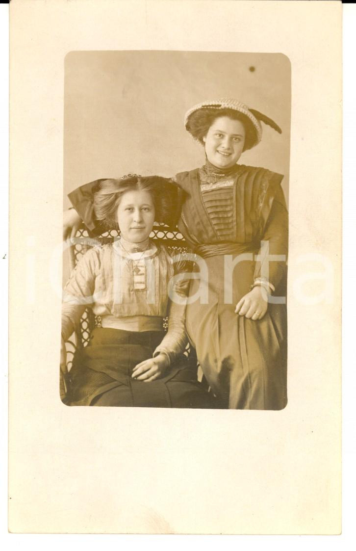 Fotografia d epoca originale 1910 ca STATI UNITI Giovani sorelle con curiosi cappellini VINTAGE PHOTO 1