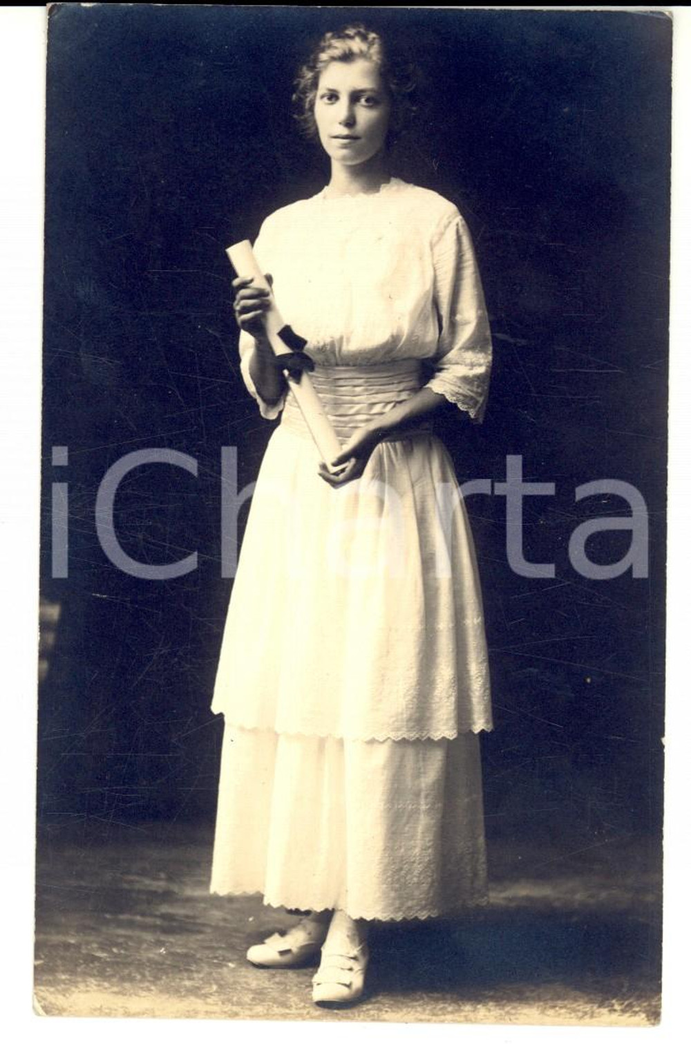 Fotografia d epoca originale 1910 ca STATI UNITI Giovane donna nel giorno della Cresima in abito bianco Foto 1