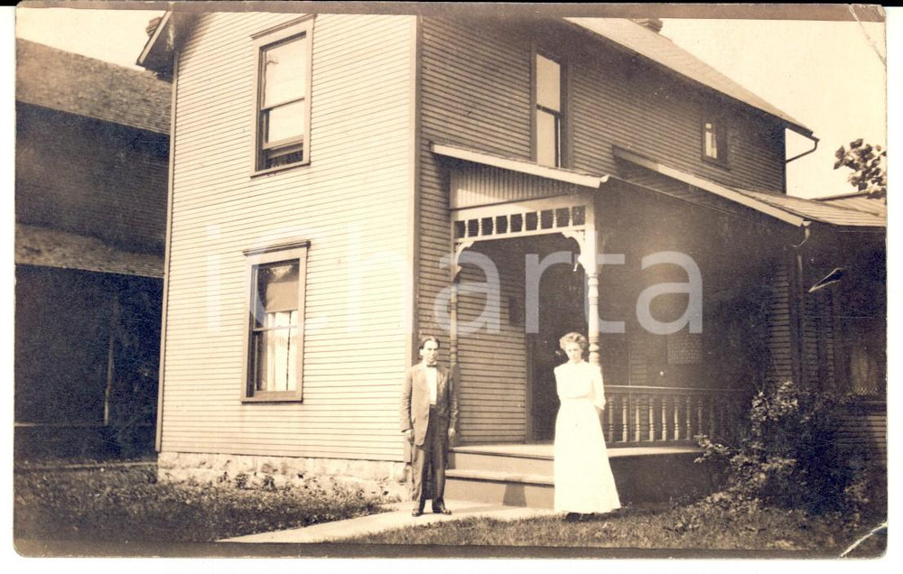Fotografia d epoca originale 1910 ca STATI UNITI Coppia di sposi all ingresso della loro casa Fotografia FP 1