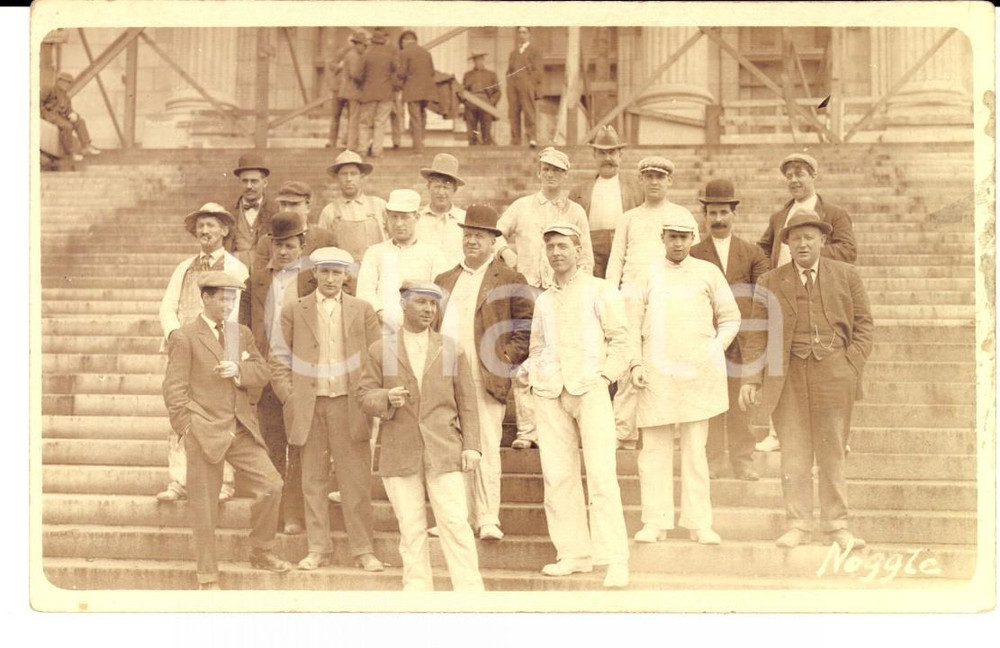 1910 ca STATI UNITI Operai impresa edile con ingegneri e proprietario *OLD PHOTO