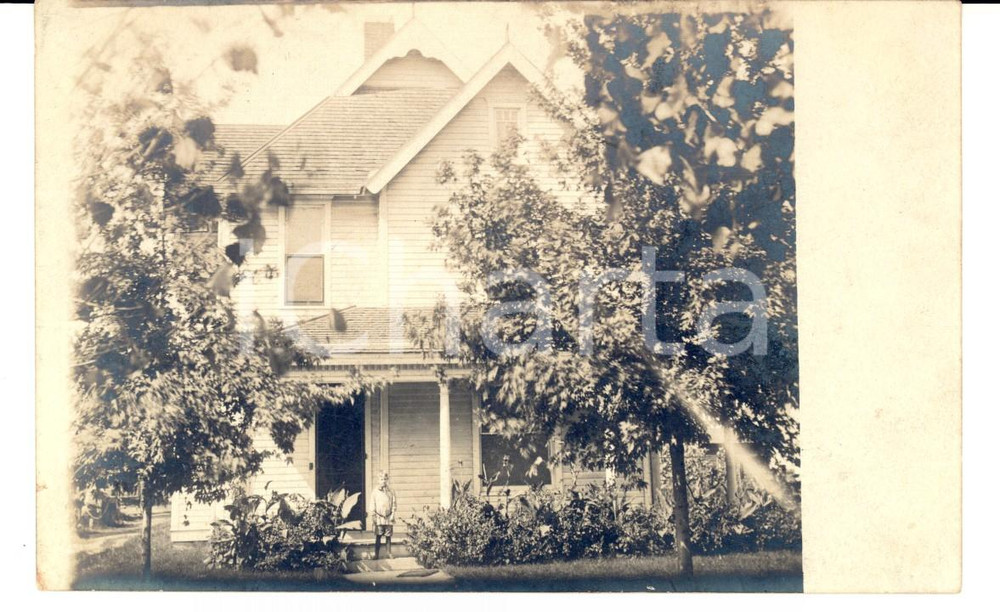 Fotografia d epoca originale 1910 ca STATI UNITI Bambino in posa sulla soglia di casa Fotografia FP 1