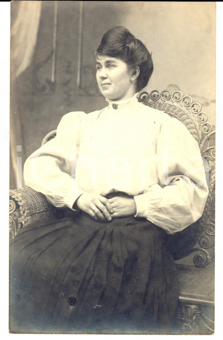 Fotografia d epoca originale 1910 ca STATI UNITI Ritratto di donna su poltrona di vimini Fotografia FP 1