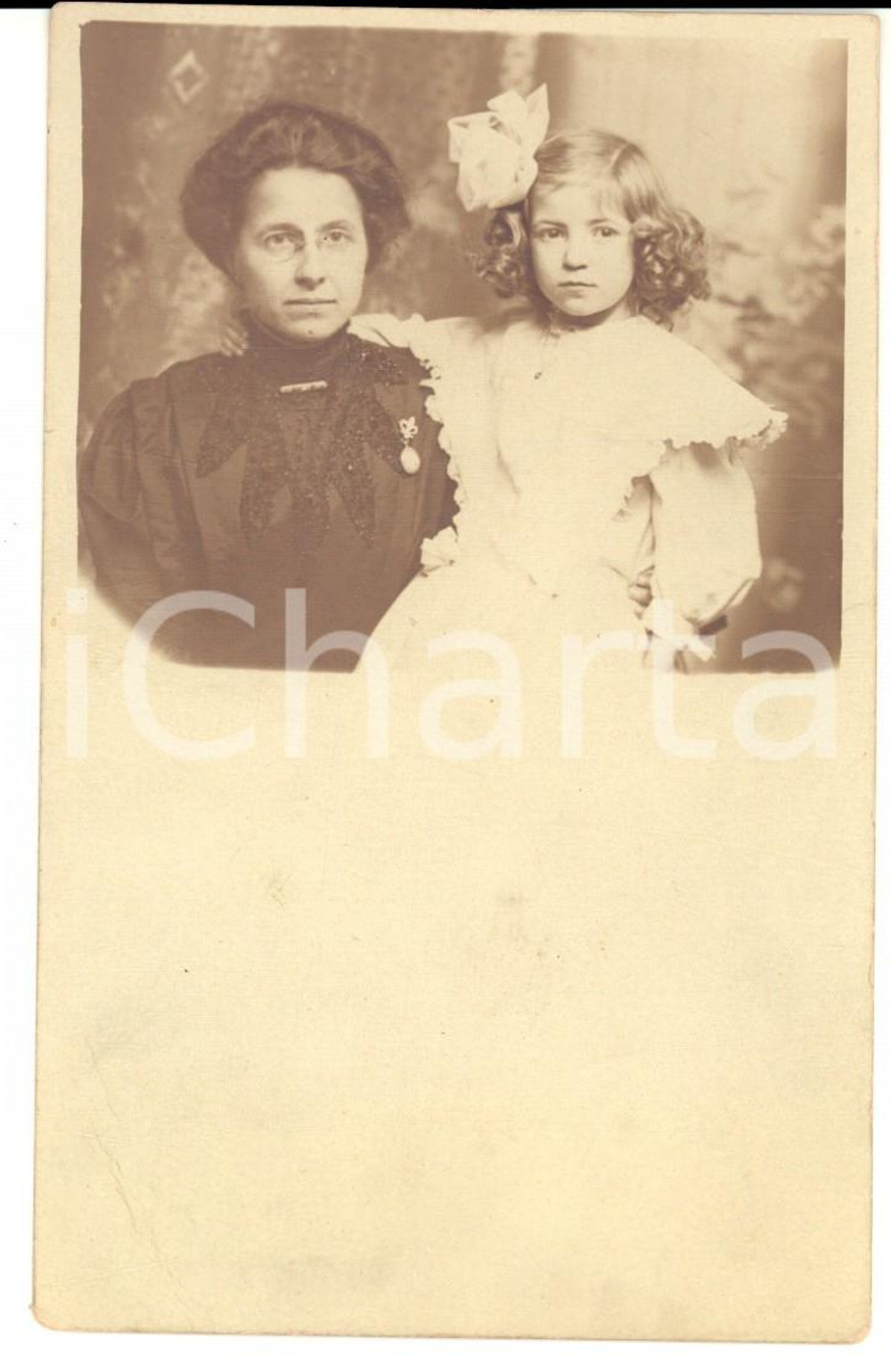 Fotografia d epoca originale 1910 ca STATI UNITI Bambina con la nonna e spilla GIGLIO FIORENTINO VINTAGE 1