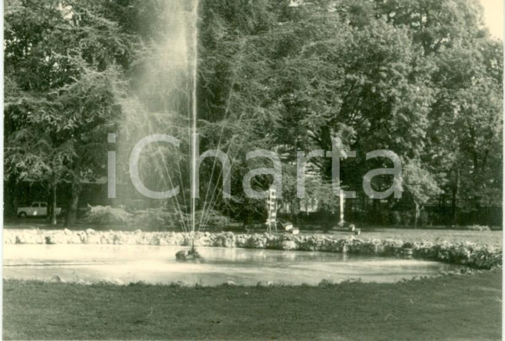 Fotografia d epoca originale 1963 MILANO Fontana a spruzzo in PARCO SEMPIONE Fotografia cm 10 x 7 1