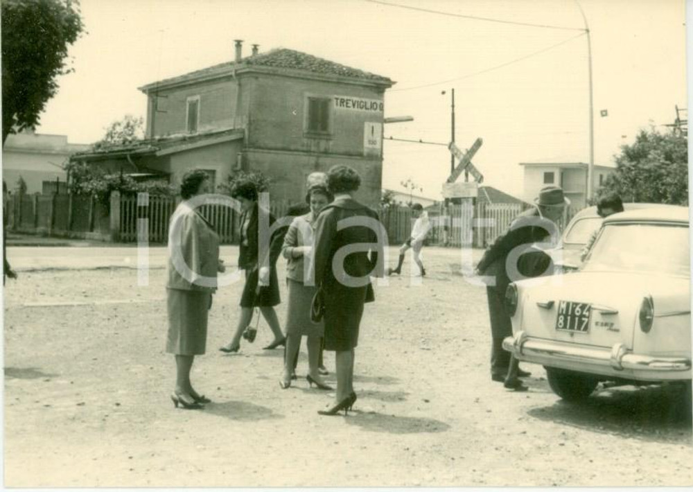 Fotografia d epoca originale 1963 TREVIGLIO BG Famiglia nel parcheggio della stazione Fotografia cm 10 x 7 1