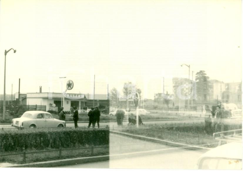Fotografia d epoca originale 1963 MILANO In coda al distributore CALTEX Insegna COCA COLA Foto cm 10 x 7 1
