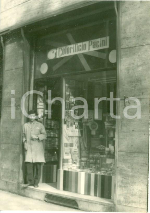 Fotografia d epoca originale 1963 MILANO Commesso all ingresso del Colorificio PACINI Fotografia cm 7 x 10 1