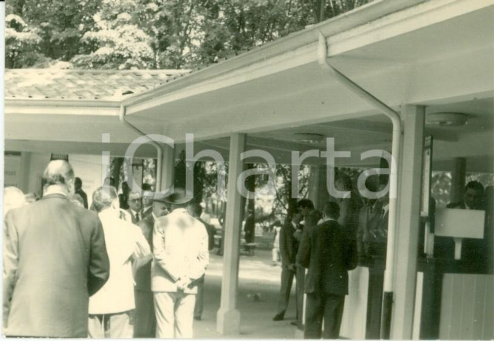 Fotografia d epoca originale 1963 MILANO SAN SIRO Ippodromo del trotto Pubblico in attesa delle gare Foto 1