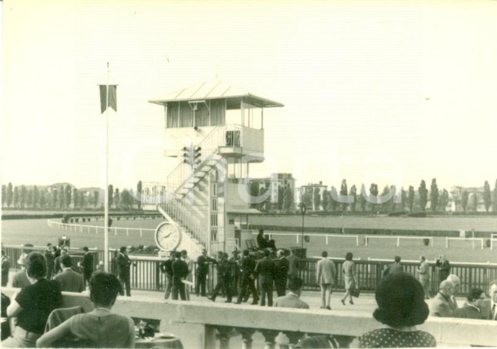 Fotografia d epoca originale 1963 MILANO SAN SIRO Pubblico alle piste Ippodromo del Galoppo Foto cm 10 x 7 1