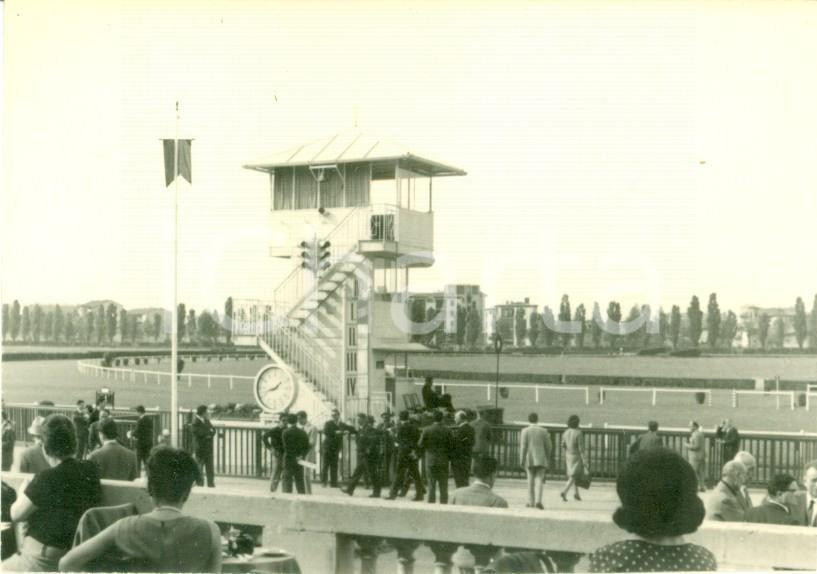 Fotografia d epoca originale 1963 MILANO SAN SIRO Pubblico alle piste Ippodromo del Galoppo Foto cm 10 x 7 1