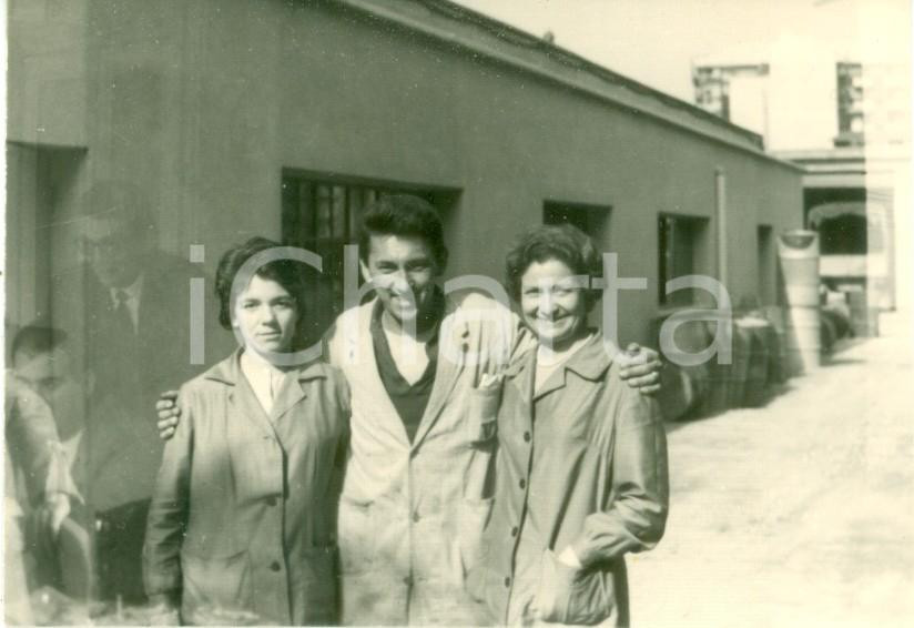 Fotografia d epoca originale 1963 MILANO Operai nel cortile del Colorificio VERNIX Fotografia cm 10 x 7 1