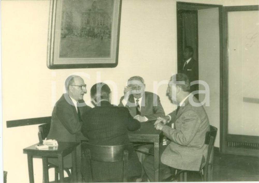 Fotografia d epoca originale 1963 MILANO Dirigenti del Colorificio VERNIX giocano a carte Foto cm 10 x 7 1