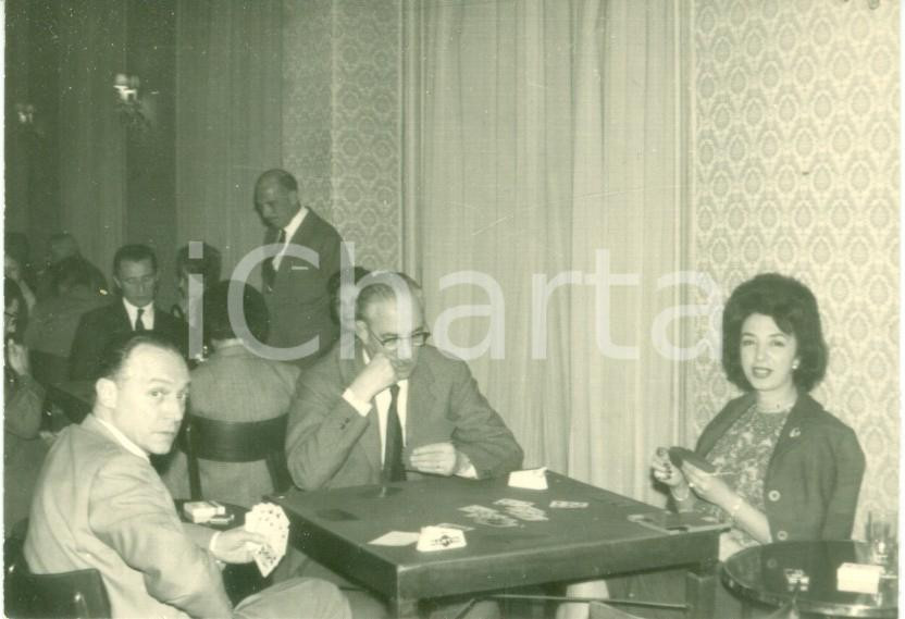 Fotografia d epoca originale 1963 MILANO Dirigenti del Colorificio VERNIX giocano a carte Foto cm 10 x 7 1
