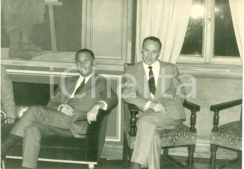 Fotografia d epoca originale 1963 MILANO Dirigenti Colorificio VERNIX si rilassano ad un convegno Foto 10 x 7 1