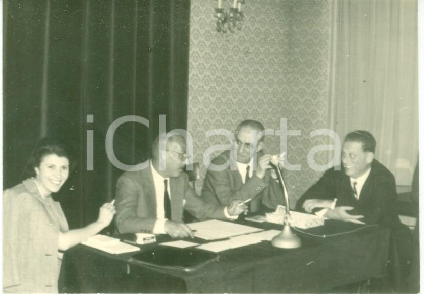 Fotografia d epoca originale 1963 MILANO Dirigenti Colorificio VERNIX ad un convegno Fotografia cm 10 x 7 1