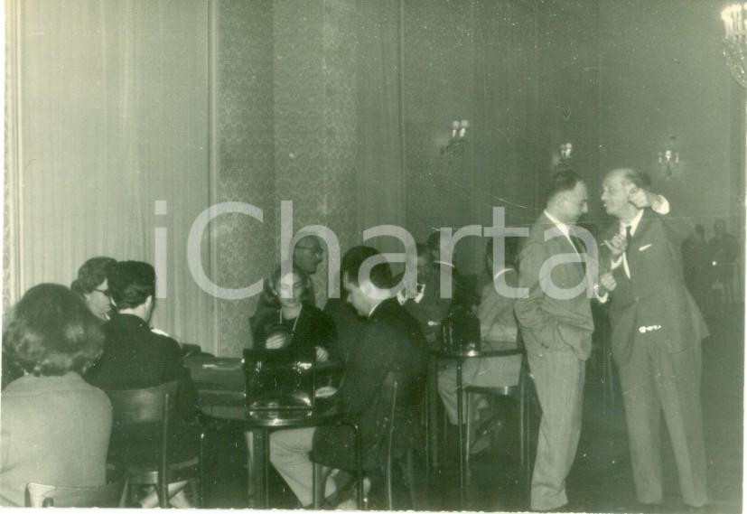 Fotografia d epoca originale 1963 MILANO Partita a carte con dirigenti Colorificio VERNIX Foto cm 10 x 7 1