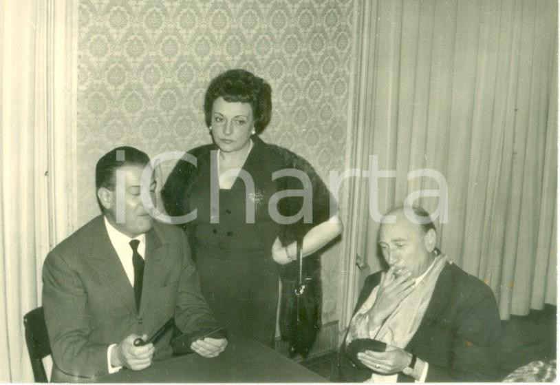 Fotografia d epoca originale 1963 MILANO Dirigenti dei colorifici fumano pipa in pausa relax Foto cm 10 x 7 1