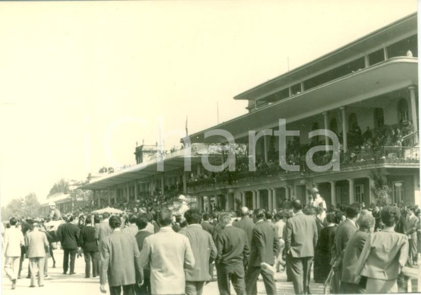 Fotografia d epoca originale 1963 MILANO Pubblico affolla l IPPODROMO DEL TROTTO Fotografia cm 10 x 7 1