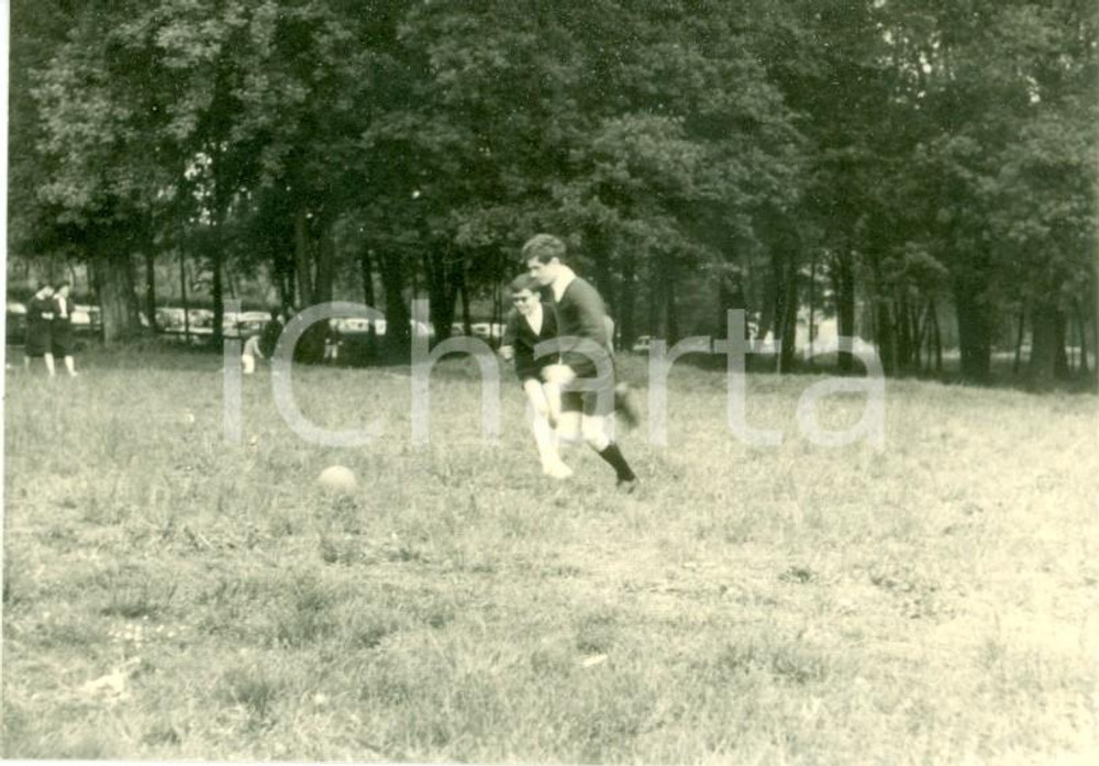 Fotografia d epoca originale 1963 TREVIGLIO BG Ragazzi giocano a calcetto Parco del ROCCOLO Foto cm 10 x 7 1