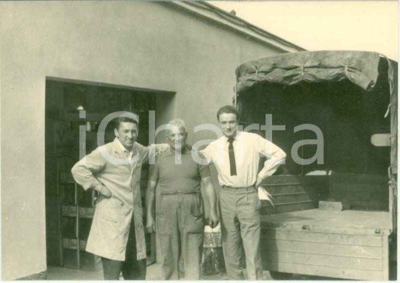 Fotografia d epoca originale 1963 MILANO Colorificio VERNIX Operaio con dirigenti e furgoncino FOTO 10 x 7 1